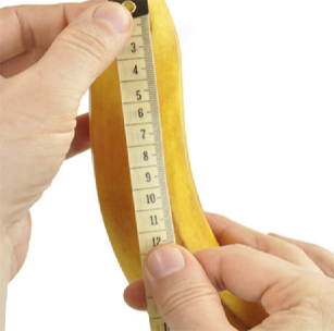 Banane gëtt mat engem Zentimeterband gemooss